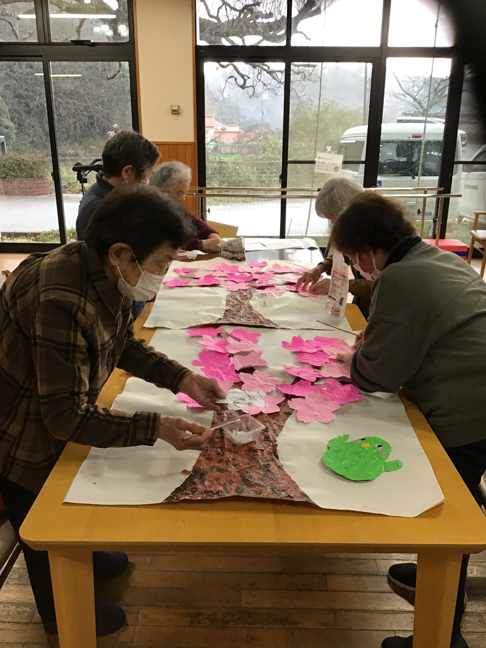 桜のちぎり絵をする利用者さん