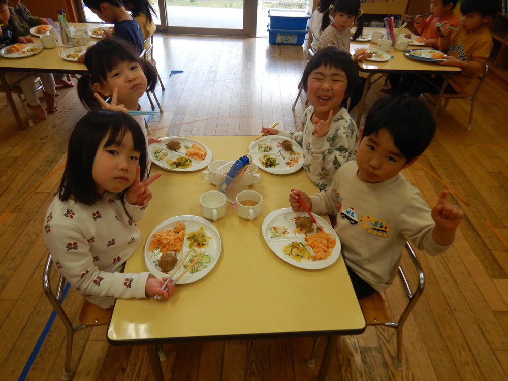 給食の様子 (1)