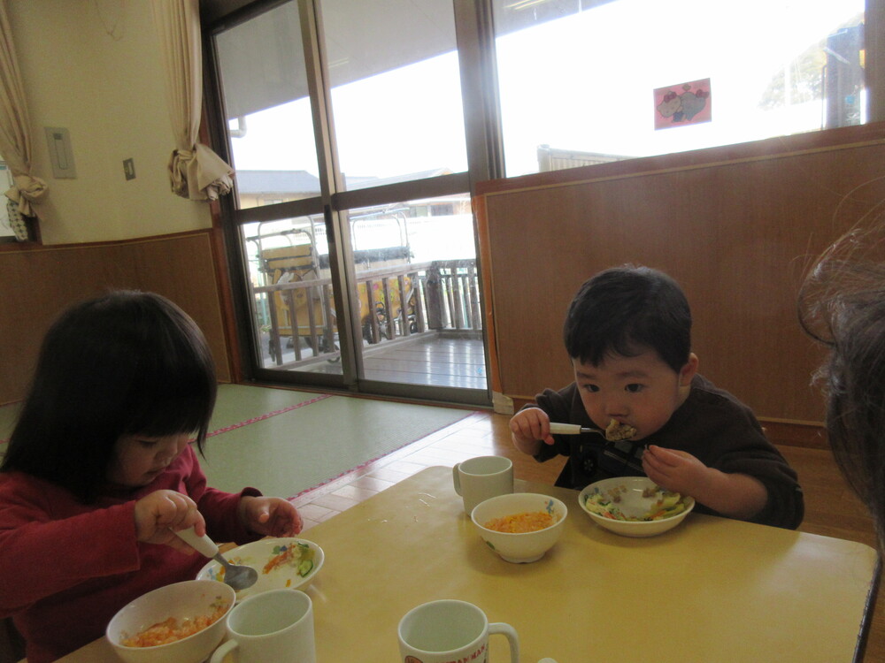 給食の様子 (1)