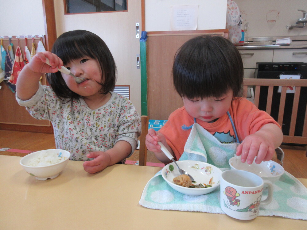給食を食べている