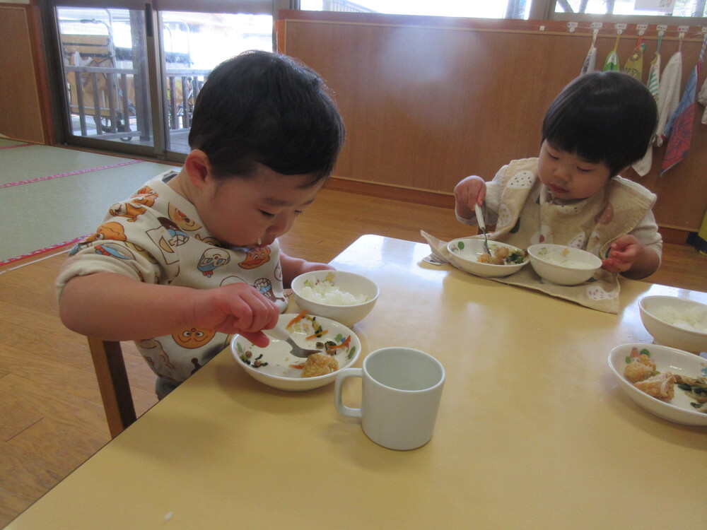 給食を食べている