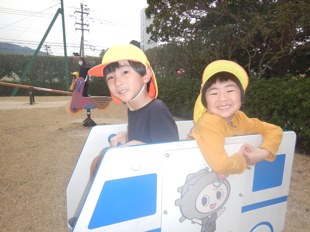 公園で遊ぶ