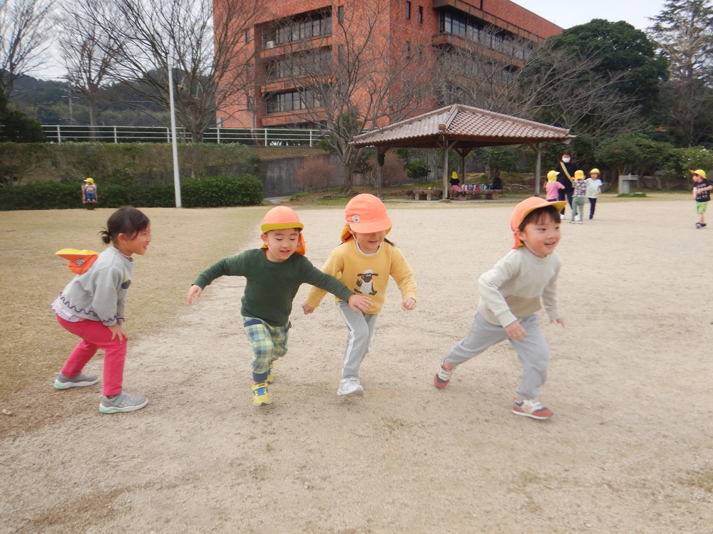 公園で遊ぶ