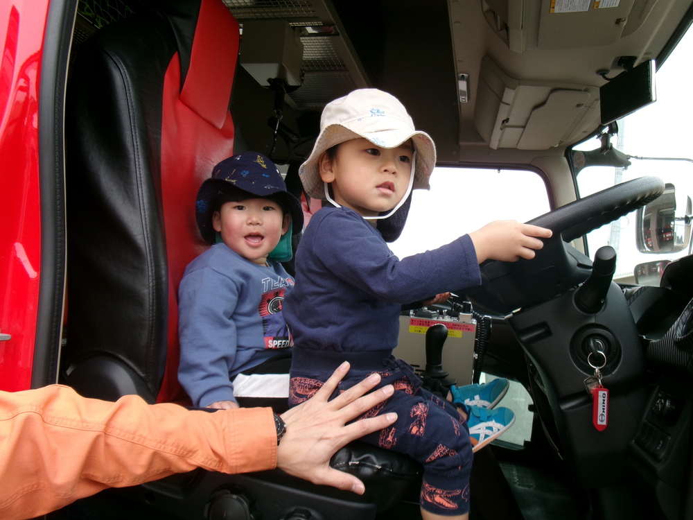 消防車に乗る子ども (1)