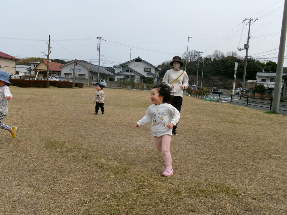 消防署横広場で遊ぶ子ども (1)