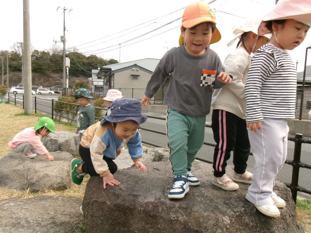 消防署横広場で遊ぶ子ども (2)