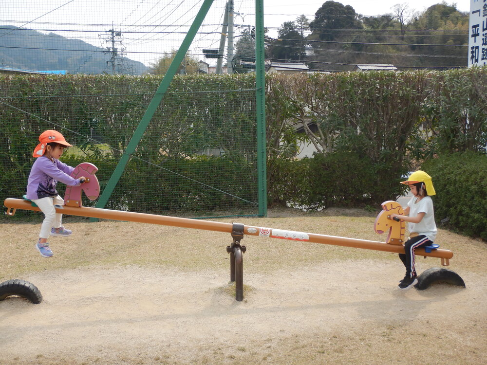 公園で遊んでいる様子 (1)