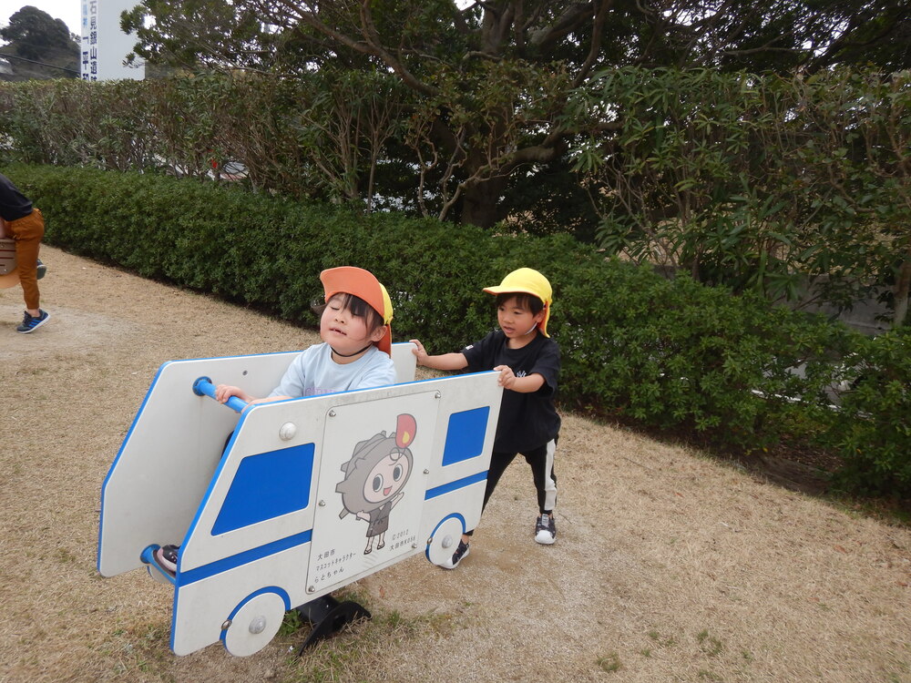 公園で遊んでいる様子 (2)