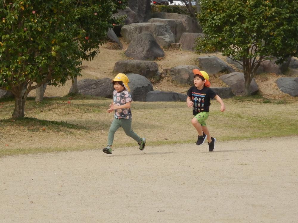 公園で遊んでいる様子 (6)