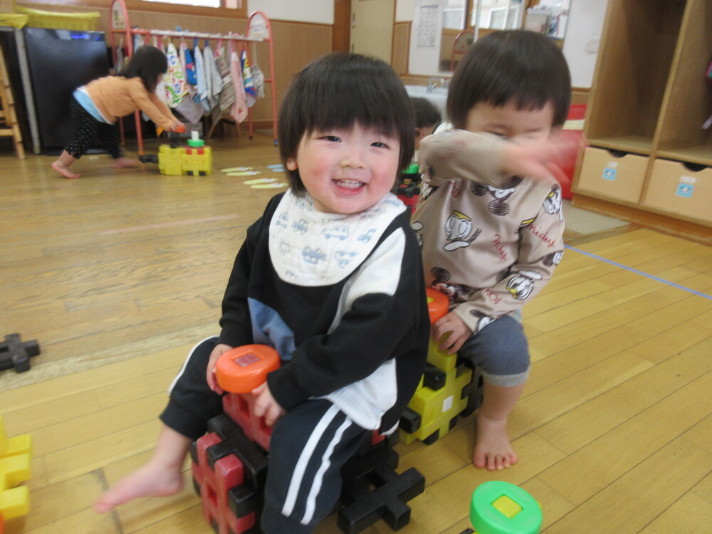 井形ブロックで遊んでいる