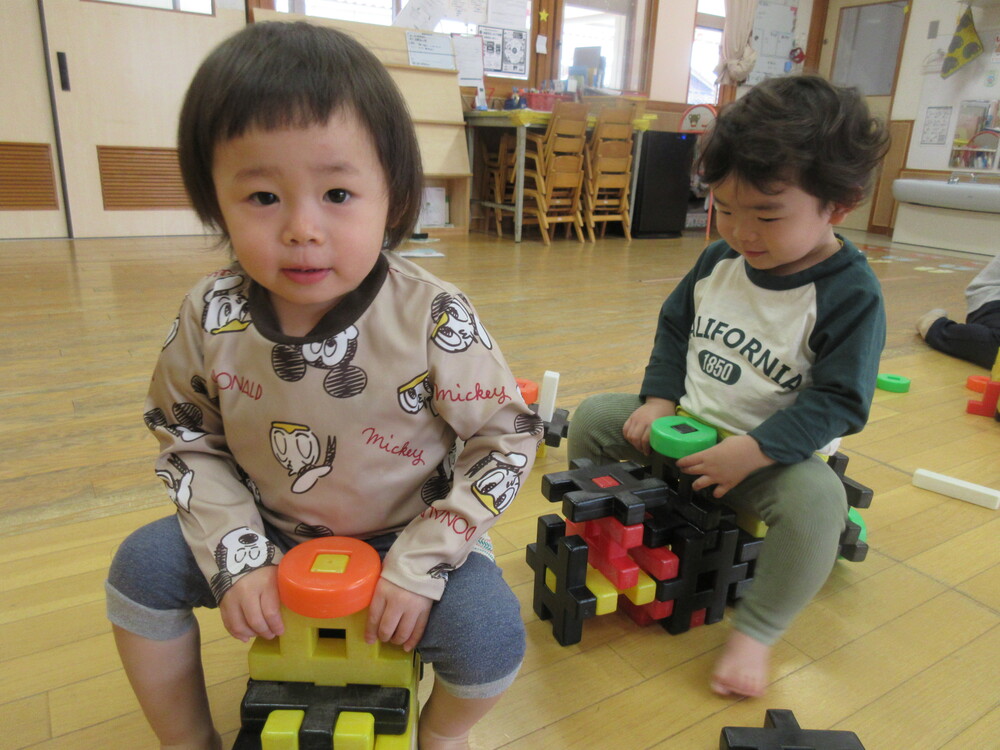 井形ブロックで遊んでいる