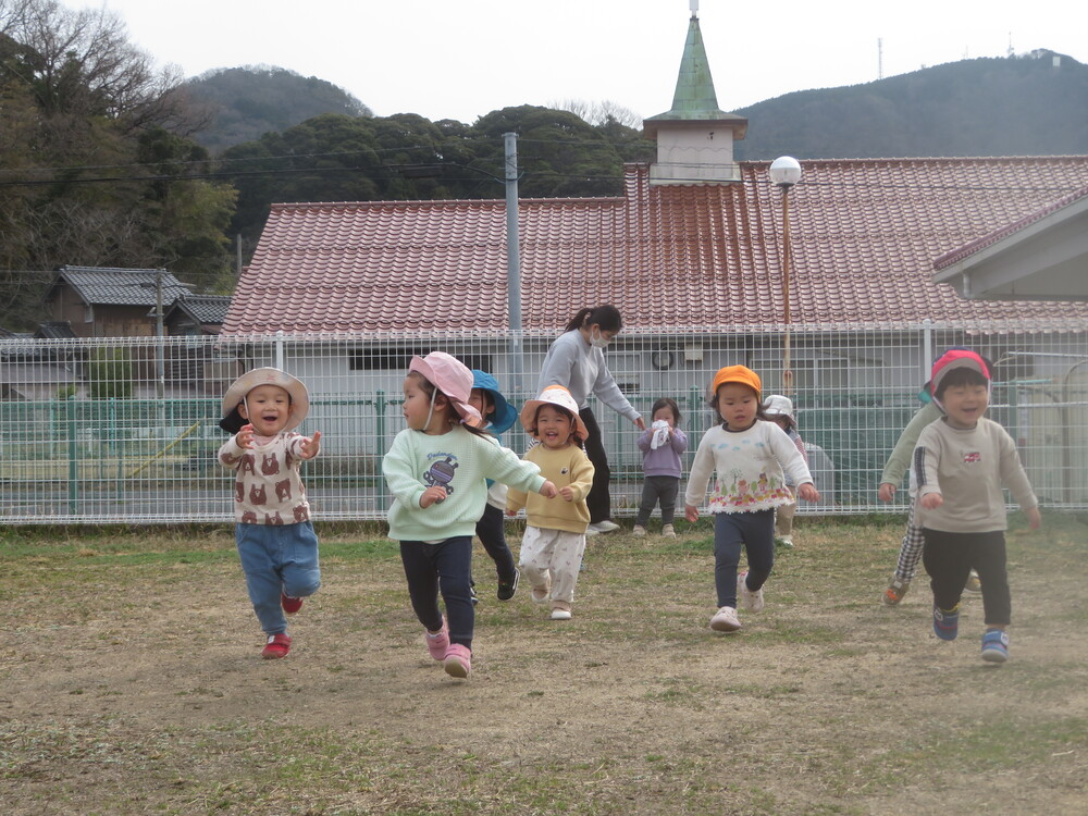 園庭で遊ぶ様子 (2)