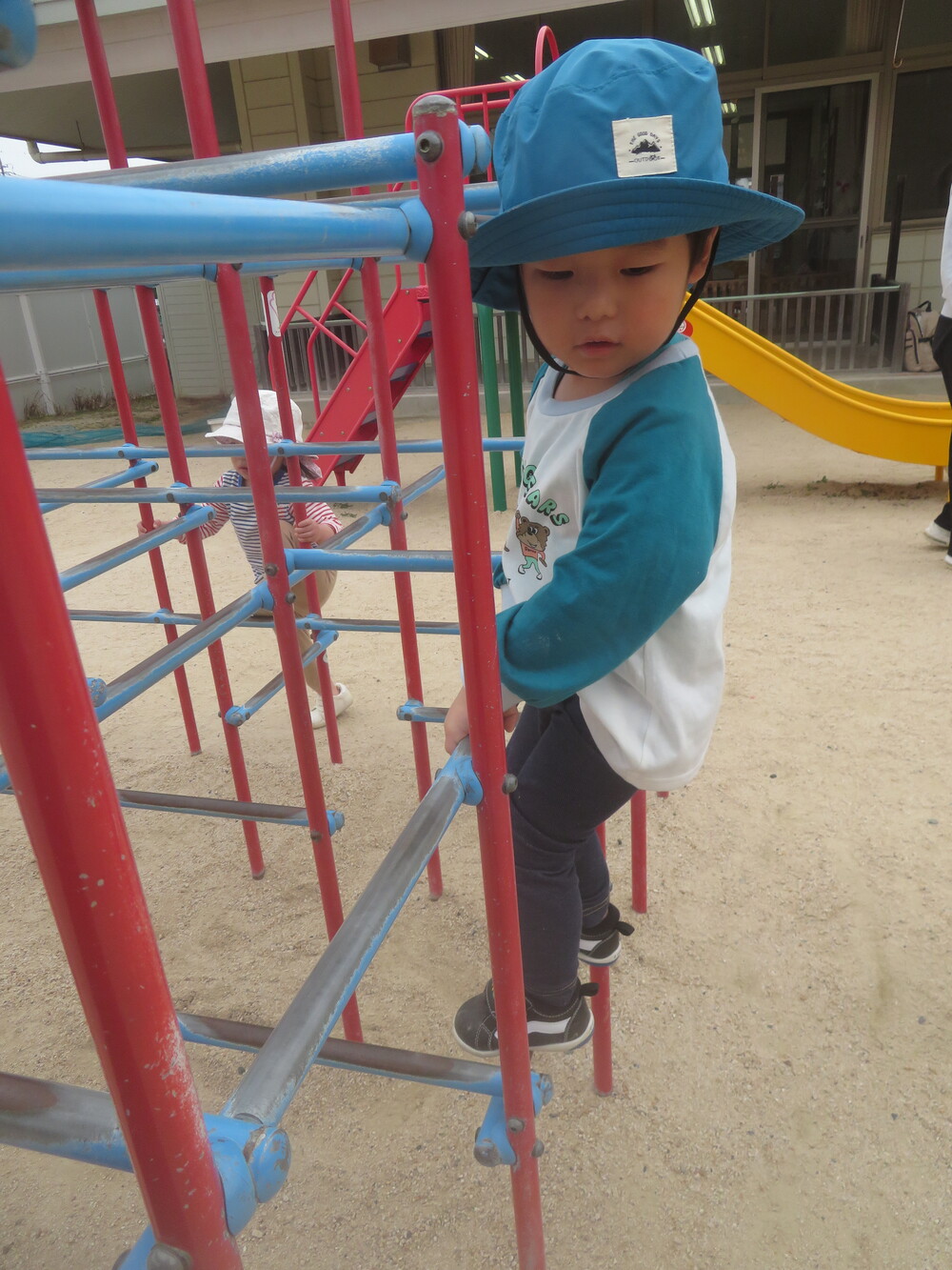 園庭で遊ぶ様子 (1)