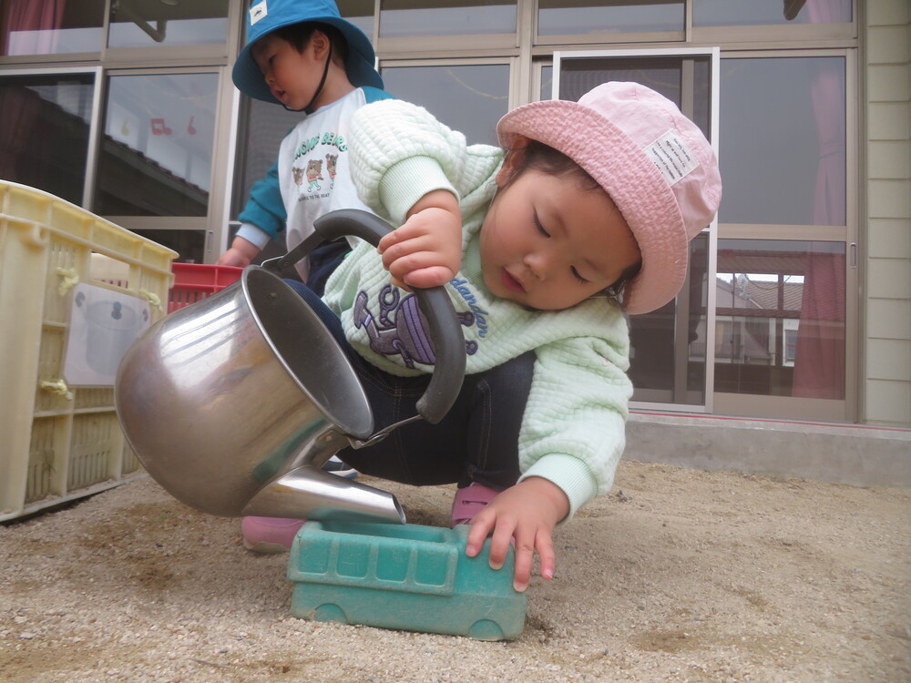園庭で遊ぶ様子 (3)