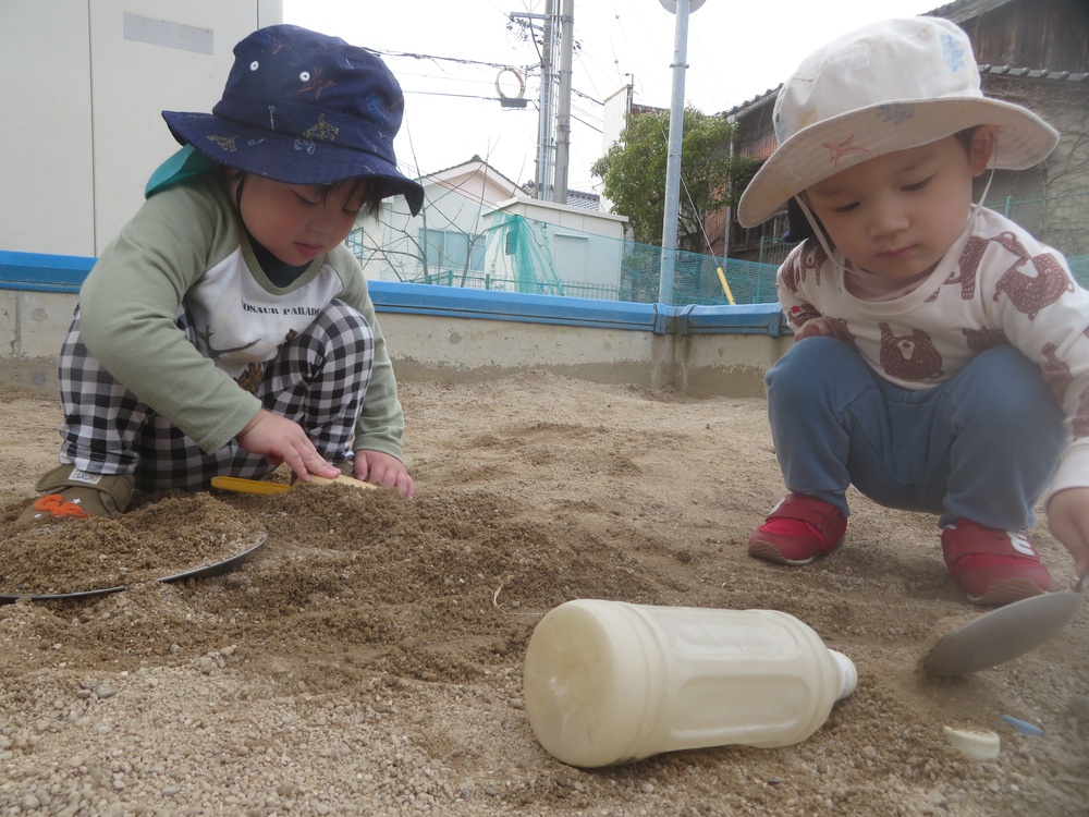 園庭で遊ぶ様子 (4)