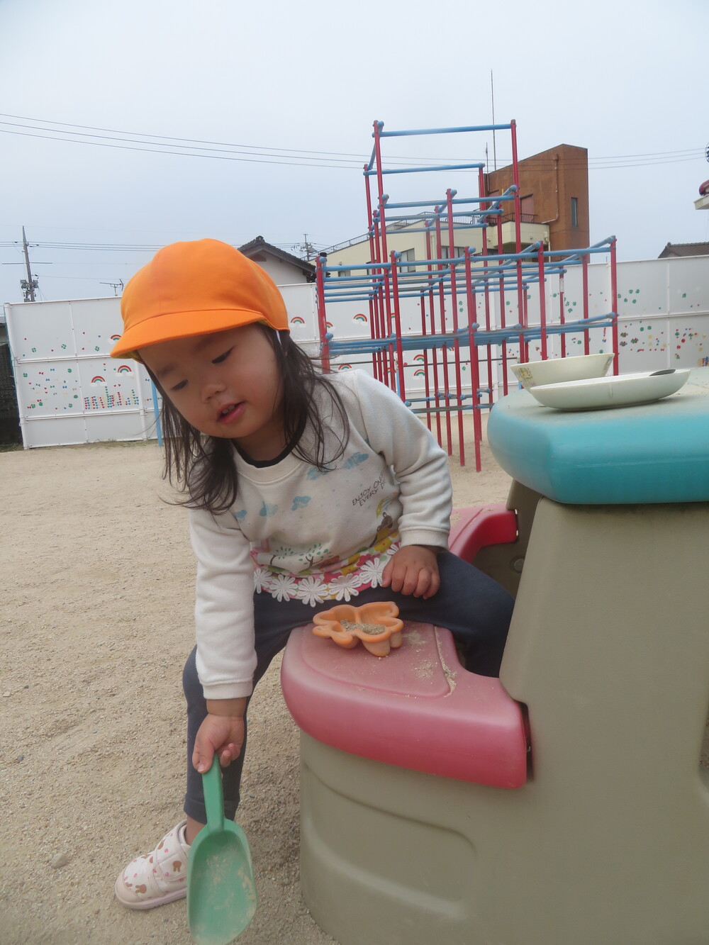 園庭で遊ぶ様子 (5)