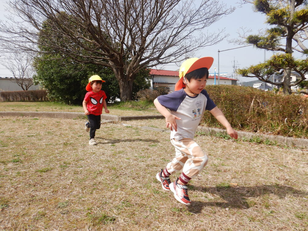 鬼ごっこをしている様子 (4)
