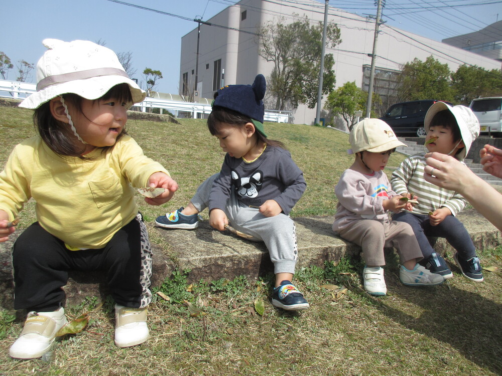 みんなで座って休憩している