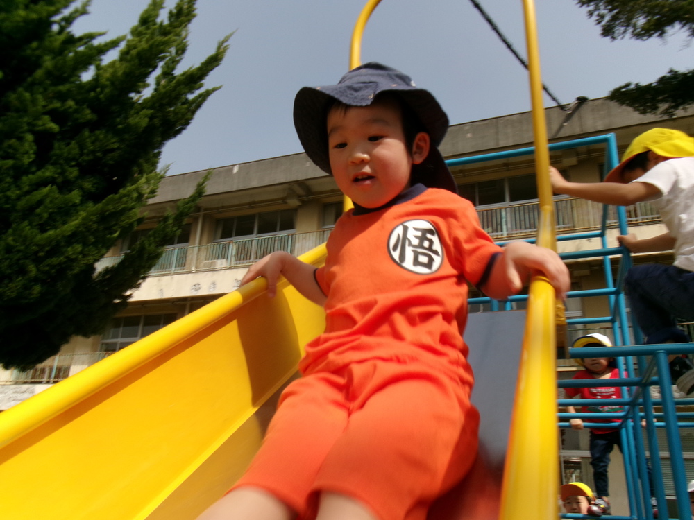 小学校で遊ぶ子ども