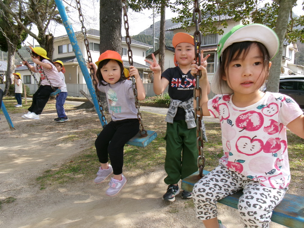 小学校で遊ぶ子ども (2)