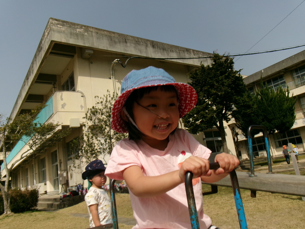 小学校で遊ぶ子ども (3)