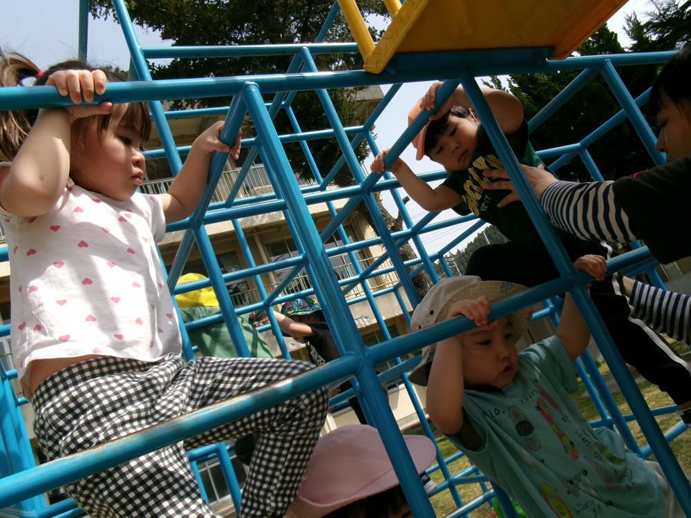 小学校で遊ぶ子ども (5)