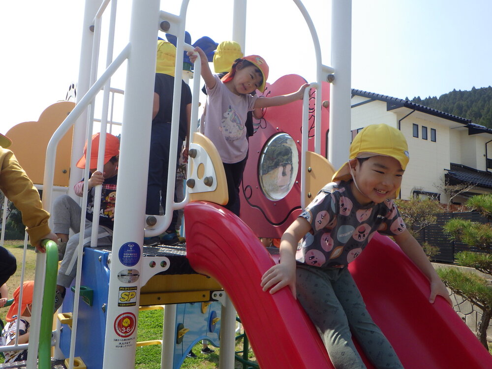 公園で遊んでいる様子 (2)