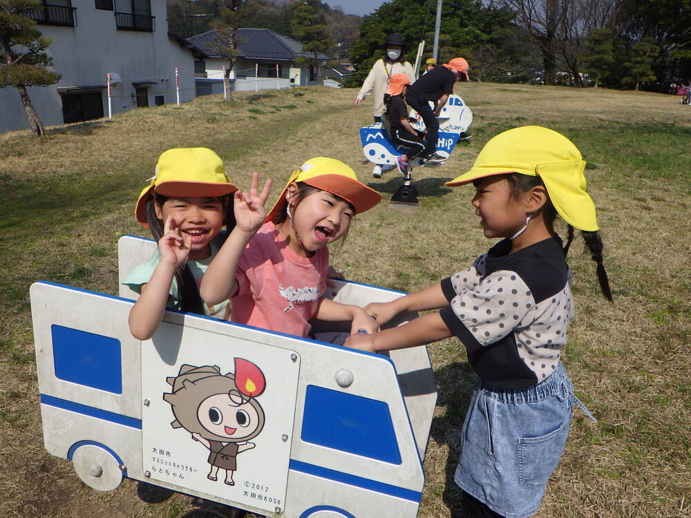 公園で遊んでいる様子 (3)