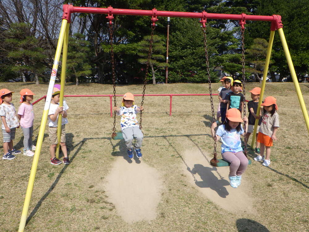 公園で遊んでいる様子 (4)