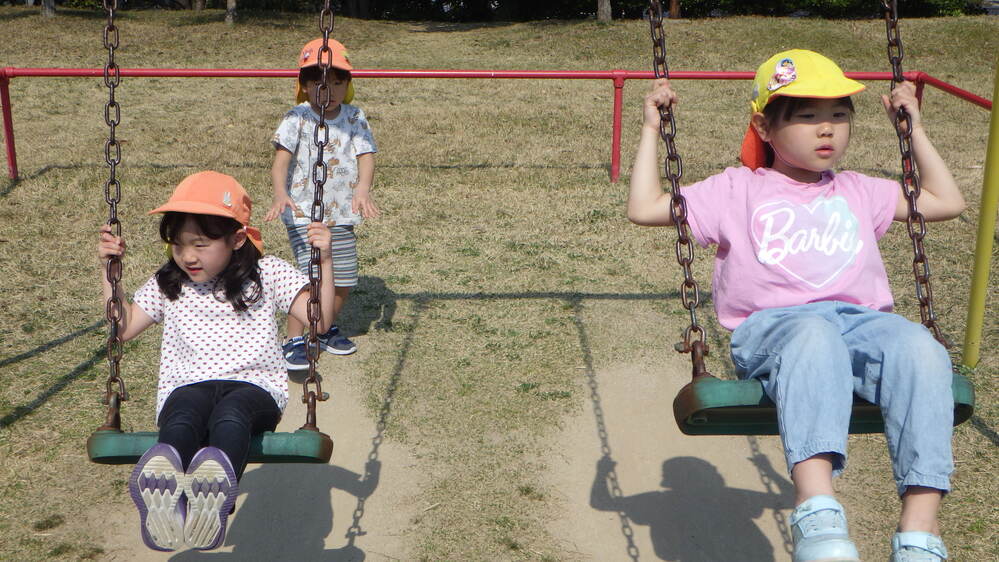 公園で遊んでいる様子 (12)