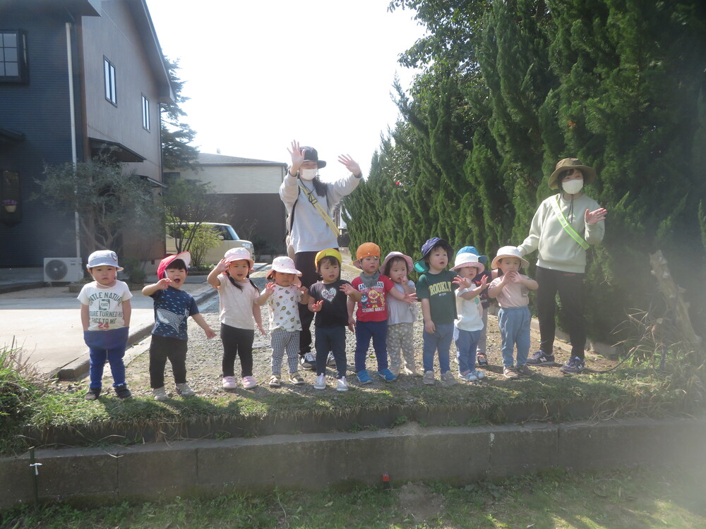 ヤギに手を振る子どもたち