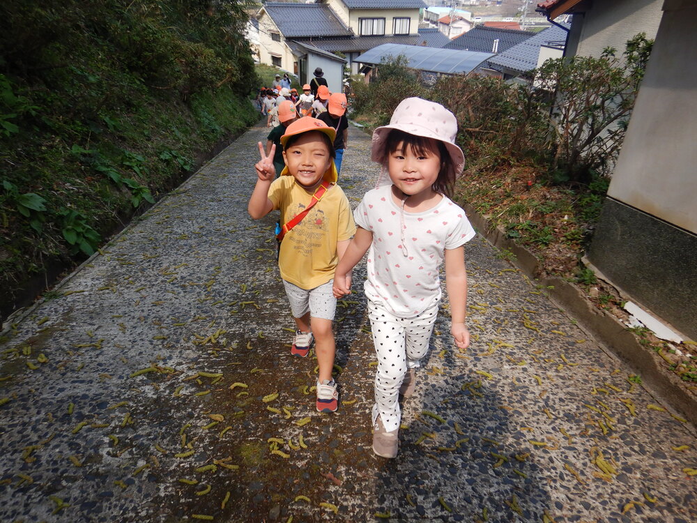 みかん組さんと歩いている様子
