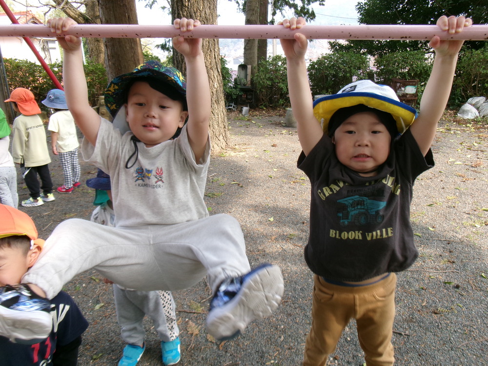 南の宮で遊ぶ子ども (1)