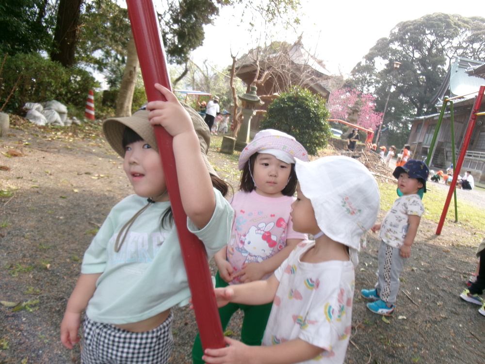 南の宮で遊ぶ子ども (3)