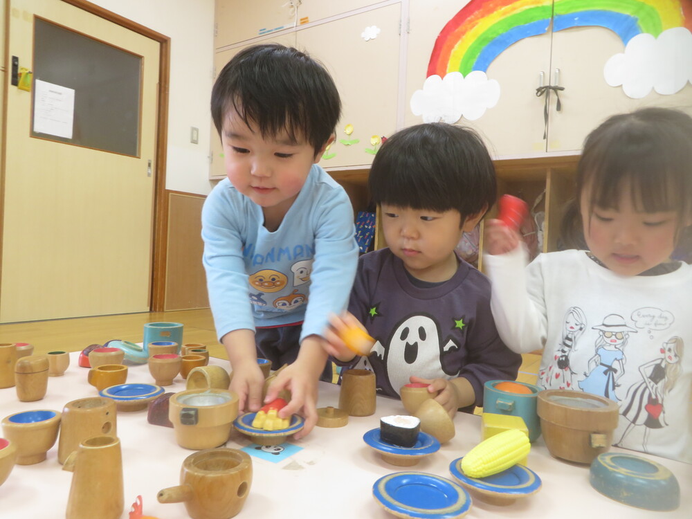 みかん組の部屋で遊ぶ (4)