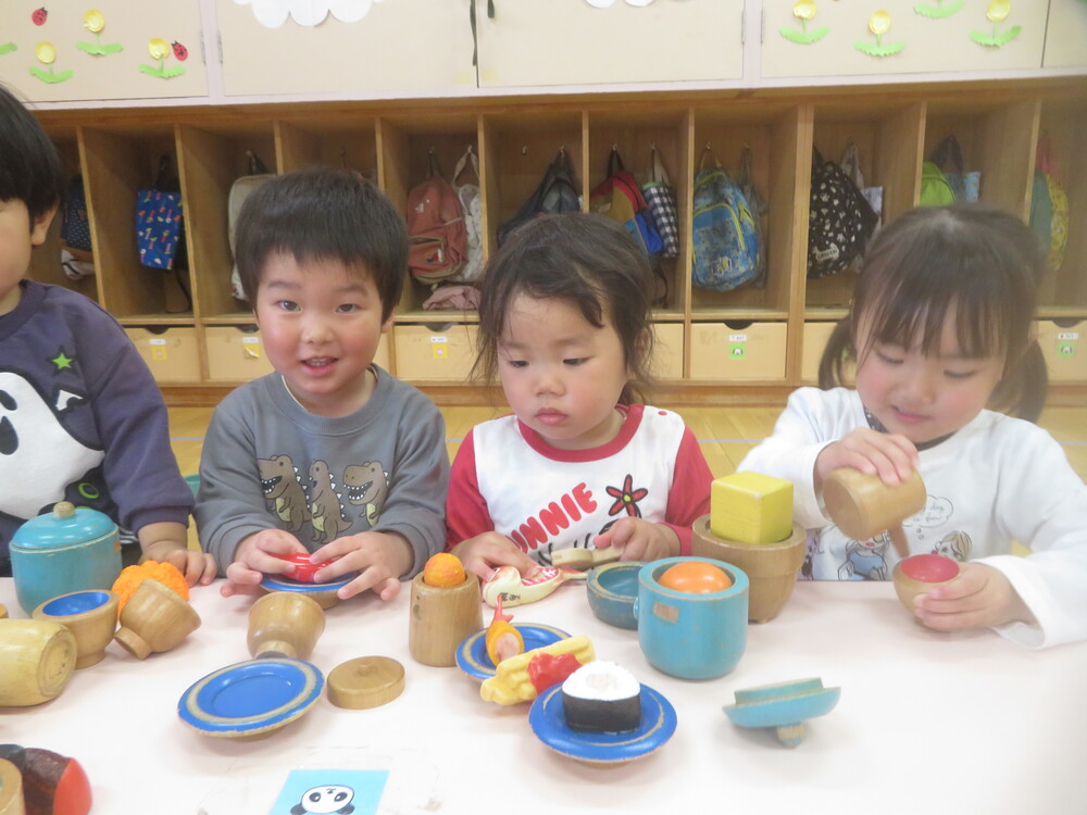 みかん組の部屋で遊ぶ (5)