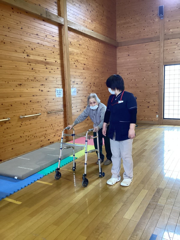 歩いています