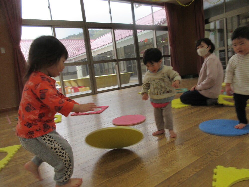 遊戯室で遊んでいる様子 (1)