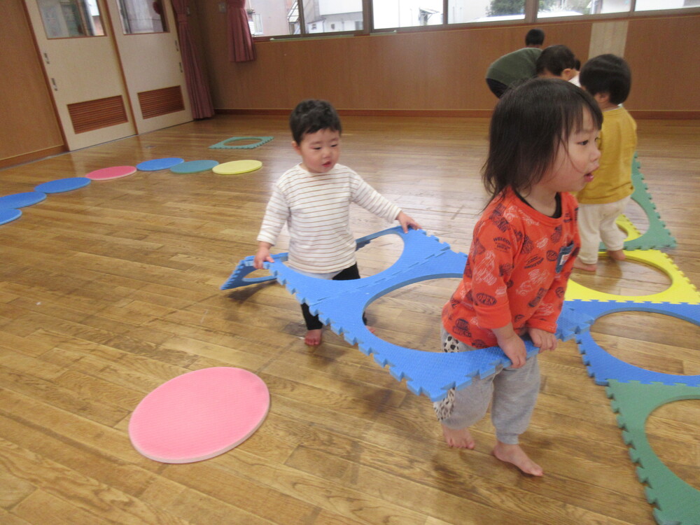 遊戯室で遊んでいる様子 (2)