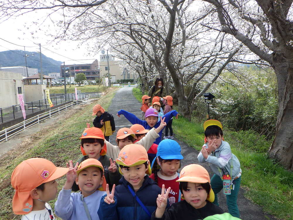 散歩を楽しむ子ども２