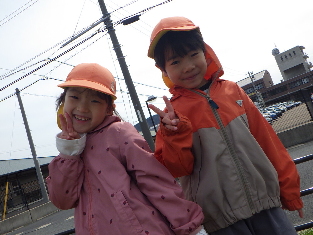 散歩を楽しむ子ども４