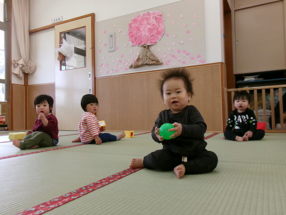 お部屋で遊んでいる様子