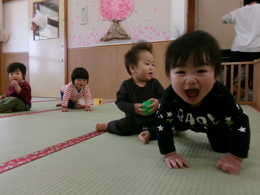 お部屋で遊んでいる様子