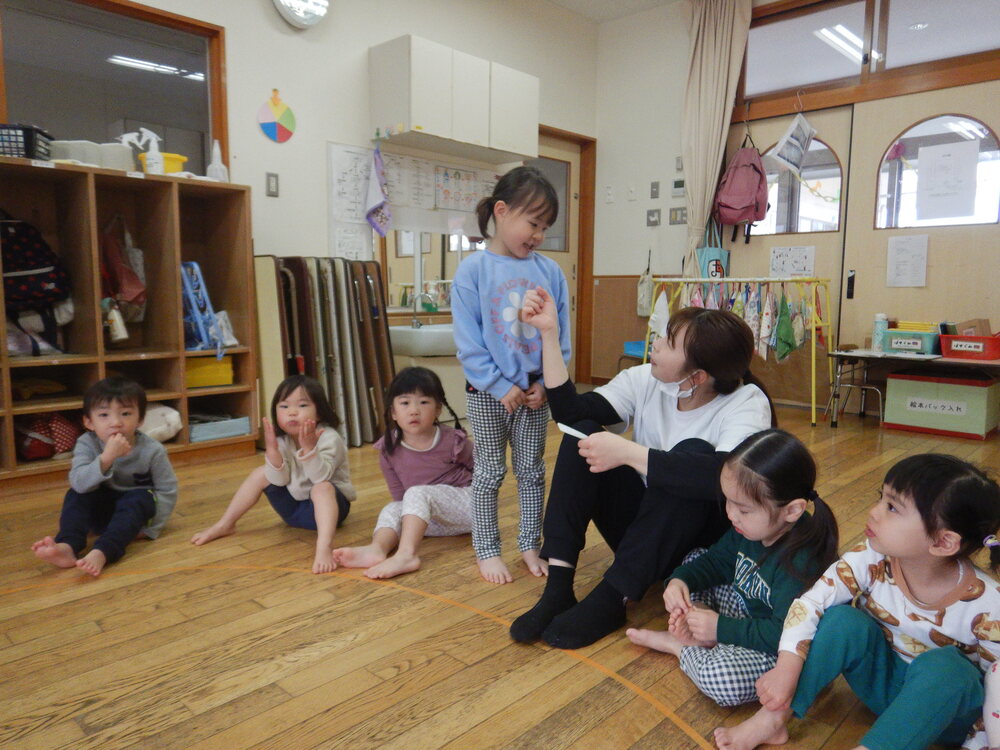 喜多の宮で遊ぶ子ども (2)