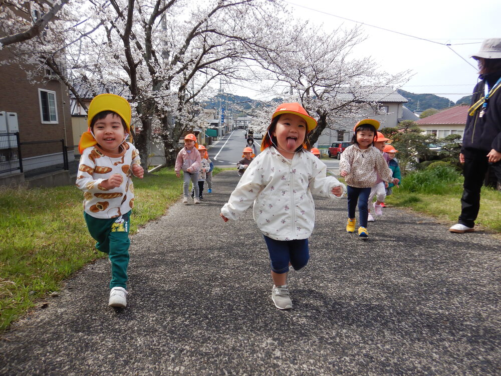 喜多の宮で遊ぶ子ども (4)