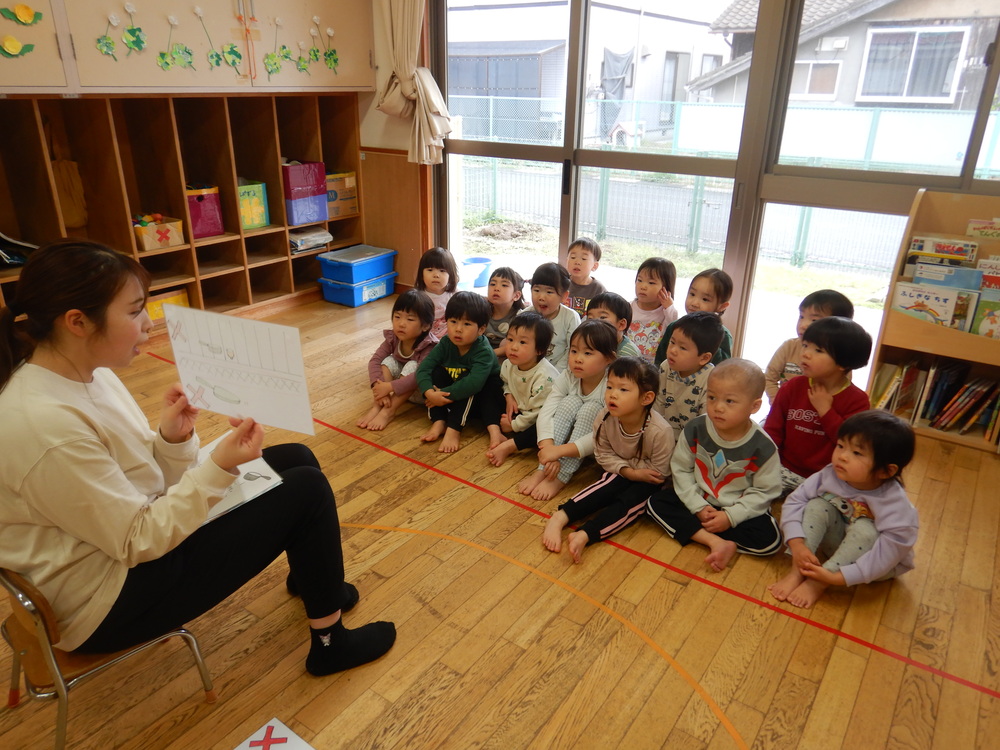 話を聞く子ども