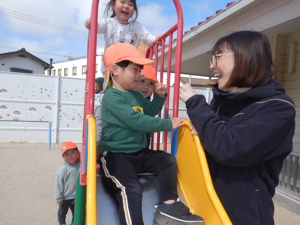 園庭で遊ぶ子ども (4)