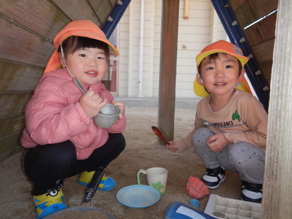 園庭で遊ぶ子ども (1)