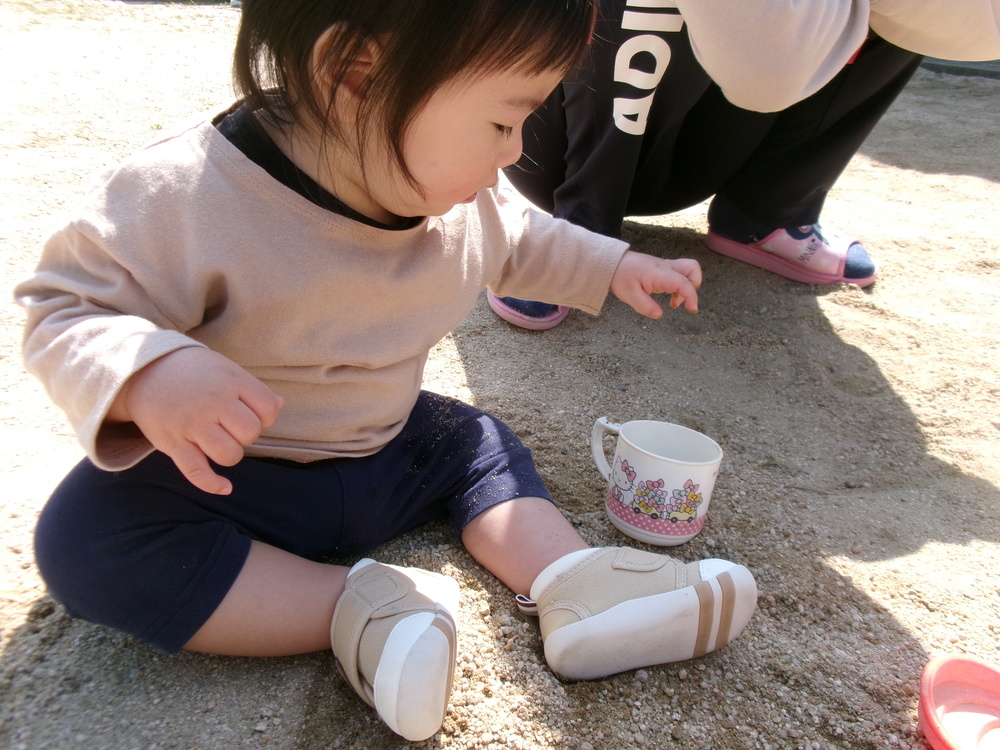 砂遊びをしている