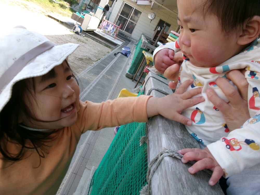 姉弟で仲良くしている